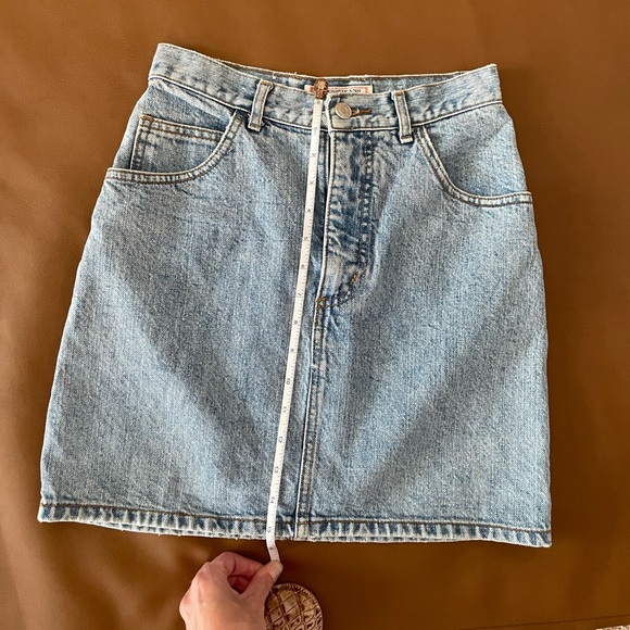 VINTAGE GUESS Denim Mini-Skirt in Light Blue - Picture 4 of 6